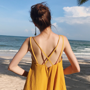 旅行路上沙滩裙女夏三亚度假连衣裙气质浪漫旅游穿搭黄色露背长裙