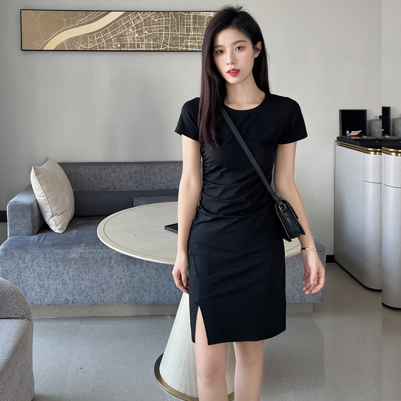 赫本风黑色连衣裙2024新款 小黑裙短袖 收腰显瘦法式 性感开叉裙 夏季