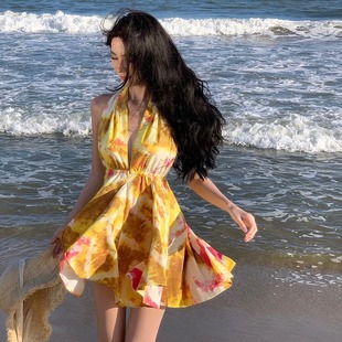 三亚海边拍照泳衣比基尼绝美沙滩短裙黄色碎花性感挂脖露背连衣裙
