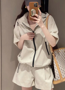 韩版 欧货时尚 洋气跑步两件套 连帽薄款 套装 防晒外套休闲短裤 女夏季