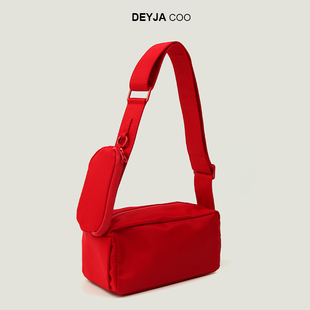 DEYJA COO2024新款 运动包红色休闲斜跨包吐司包红色布包 纯色时尚