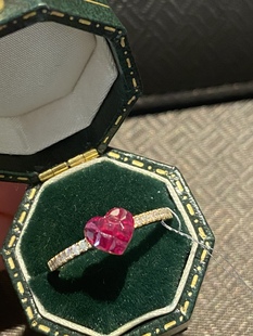 新款 18k金爱心款 镶嵌50分红宝石钻石戒指 隐秘式