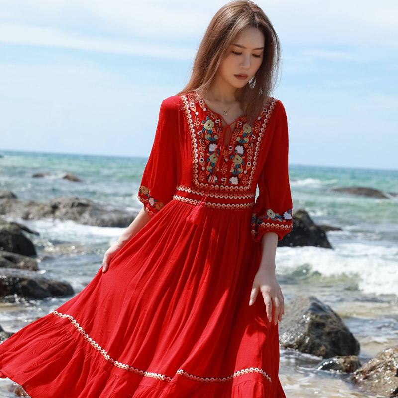 红色连衣裙民族风刺绣复古抽绳收腰沙滩裙云南三亚旅游度假大摆裙