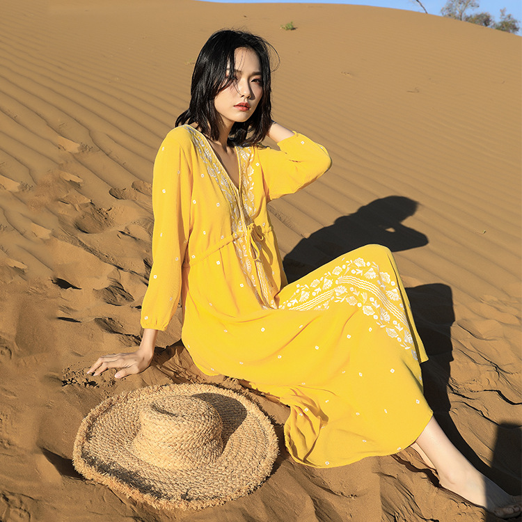 海边度假超仙 波西米亚黄色沙滩裙女夏季 云南民族风刺绣连衣裙长款