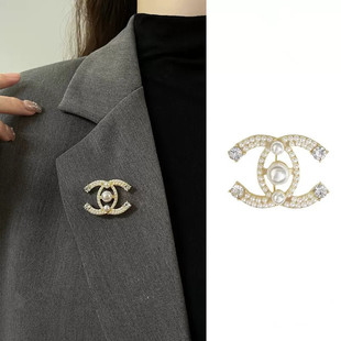 2023珍珠锆石质感胸针小众设计西装 个性 胸花 别针外套防走光扣时尚