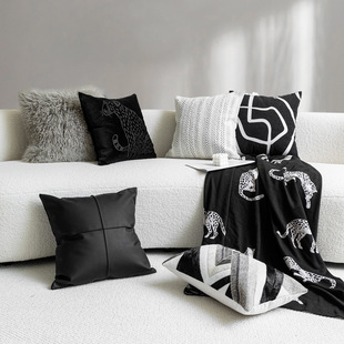 现代轻奢中古风客厅沙发抱枕刺绣豹子靠枕黑白色系靠样板房靠包