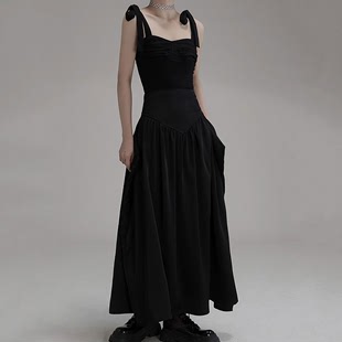 2024年褶皱设计感中长裙 阿力仙娜黑色复古风吊带抹胸连衣裙套装