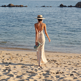 三亚高级感度假连衣裙泰国旅游穿搭海岛海边拍照吊带海滩沙滩裙女