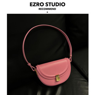 EZRO 精致可爱粉色柱形锁扣马鞍包真皮单肩斜挎女包 芭比娃娃