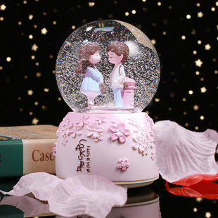 浪漫情侣水晶球摆件音乐盒房间装 饰雪花八音盒送新人结婚礼物创意
