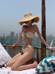 泰国小众Prime挂脖纹理不规则设计金属扣连体性感显瘦度假泳衣女