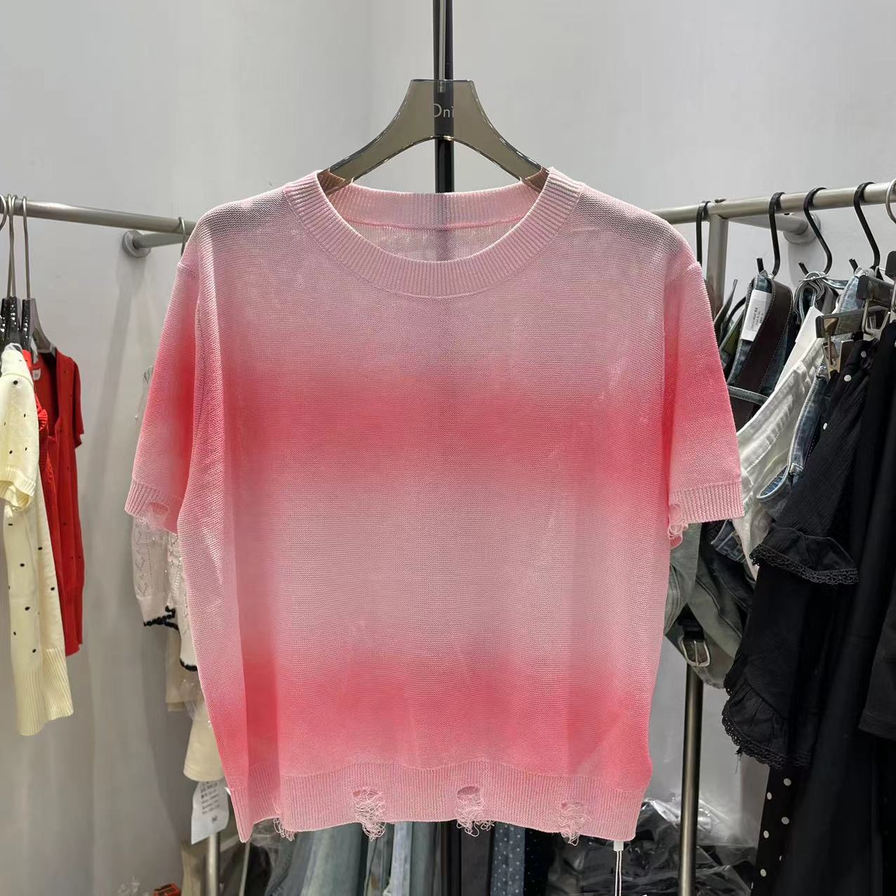 YILAI女装 设计感粉色渐变色破洞针织短袖 新款 t恤女635 2024春夏季