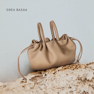 褶皱包真皮斜挎水桶包 BASAA流线包Flow流线系列小号女包时尚 DREA
