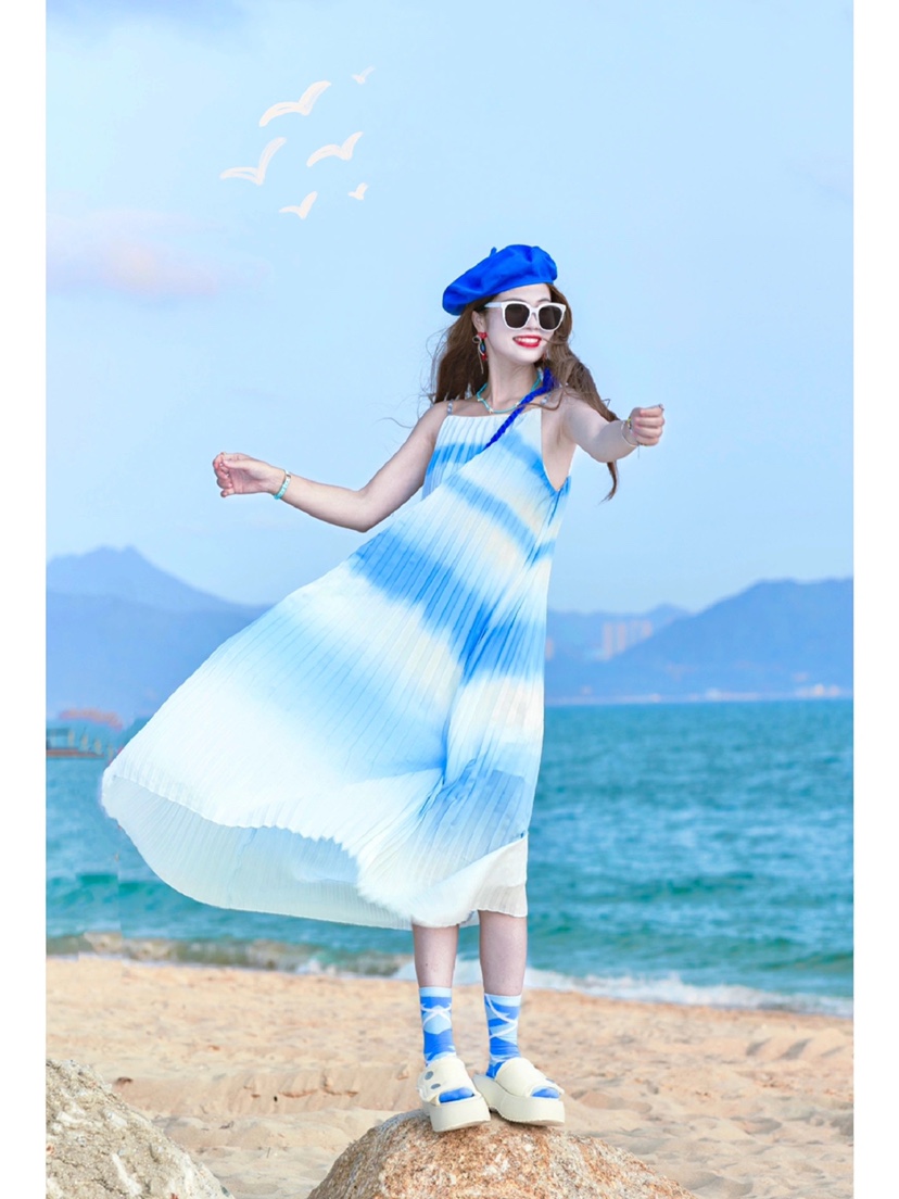 云南旅游拍照连衣裙三亚海边度假吊带沙滩裙大理出游穿搭百褶长裙